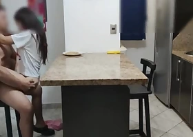 Mi Sobrina Traviesa le Gusta Comer Sentada en las Piernas del Tio Pervertido al Frente de su Mujer