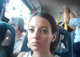 Duas delicinhas manjando minha rola no onibus